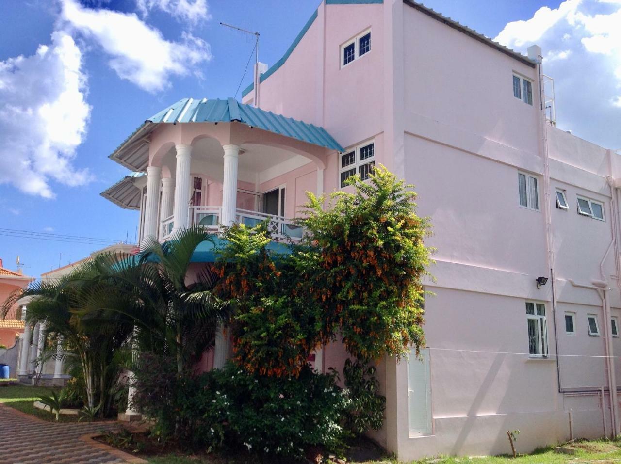 Fayruz Villa Is A 3 Bedroom, 3 Bathroom Detached House With Ac And Swimming Pool 5 Minutes Walk From Flic En Flac Public Beach מראה חיצוני תמונה