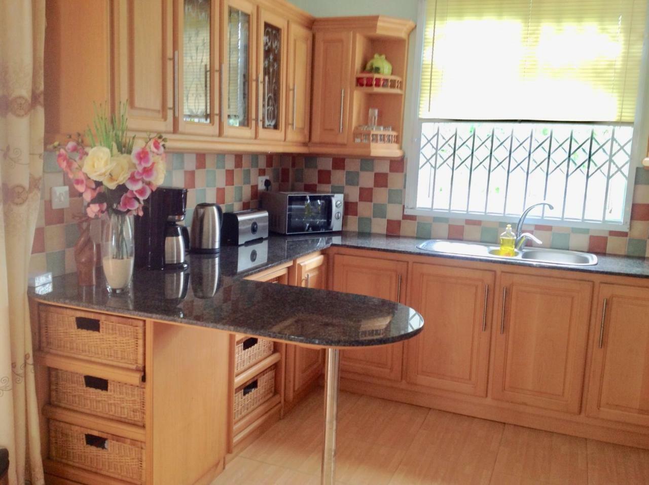 Fayruz Villa Is A 3 Bedroom, 3 Bathroom Detached House With Ac And Swimming Pool 5 Minutes Walk From Flic En Flac Public Beach מראה חיצוני תמונה