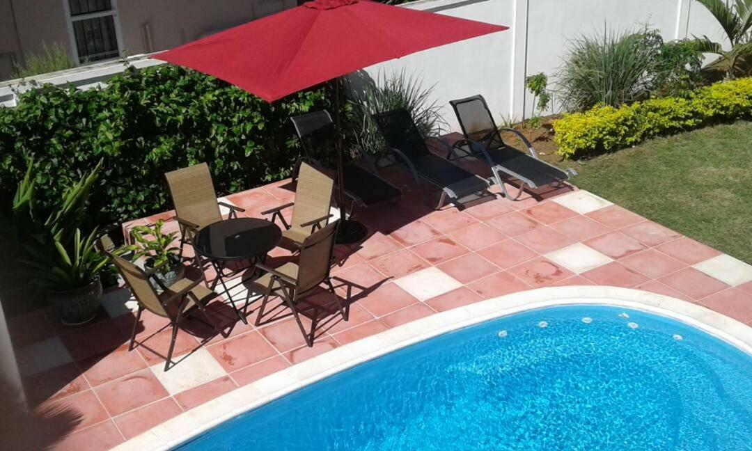 Fayruz Villa Is A 3 Bedroom, 3 Bathroom Detached House With Ac And Swimming Pool 5 Minutes Walk From Flic En Flac Public Beach מראה חיצוני תמונה