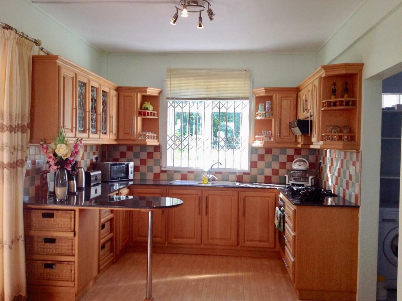 Fayruz Villa Is A 3 Bedroom, 3 Bathroom Detached House With Ac And Swimming Pool 5 Minutes Walk From Flic En Flac Public Beach מראה חיצוני תמונה