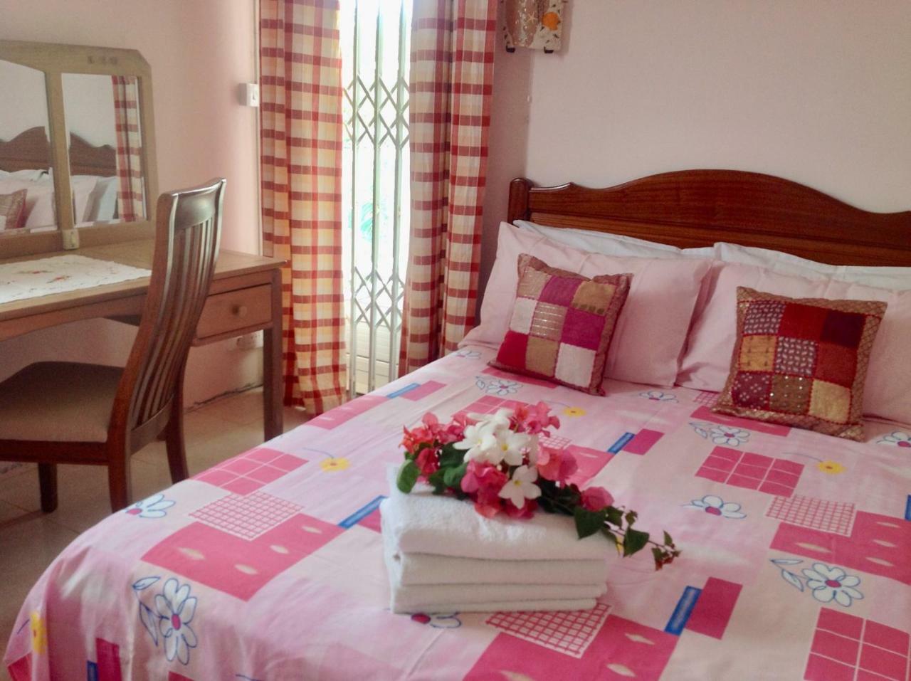 Fayruz Villa Is A 3 Bedroom, 3 Bathroom Detached House With Ac And Swimming Pool 5 Minutes Walk From Flic En Flac Public Beach מראה חיצוני תמונה